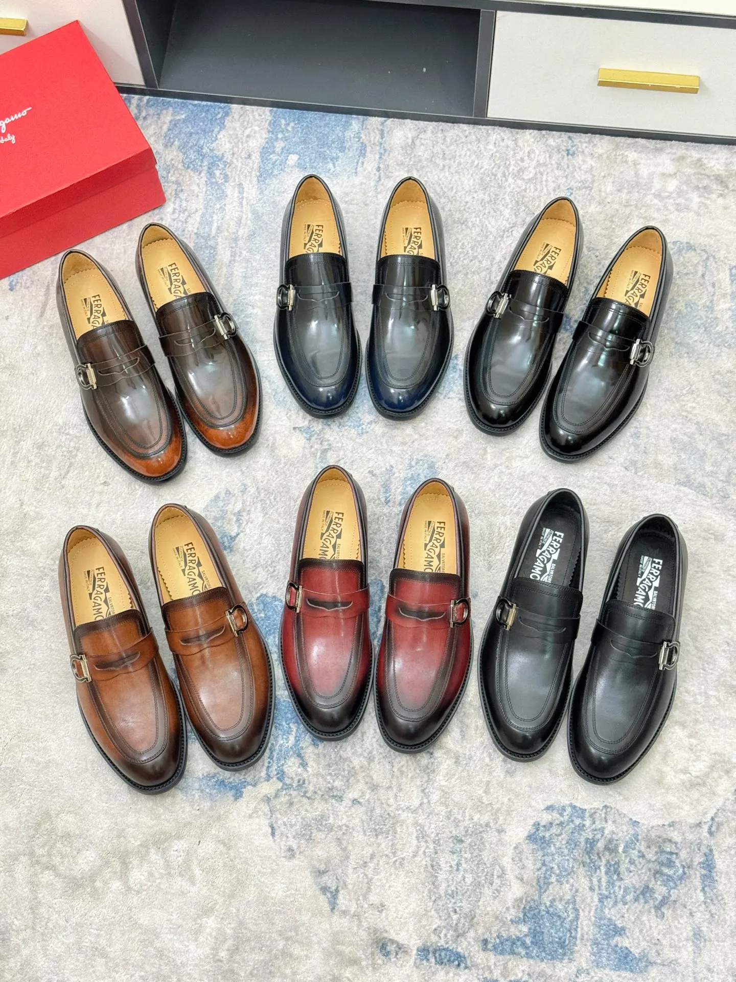 [Ferragamo] P: 560💰 Number of yards: 38~44 (45 orders are non-returnable) Ferragam's new men's formal leather shoes, the fabric is made of imported cowhide, with visible texture, heavy-duty stitching, dyed calfskin inside, standard logo cowhide feet, big-name experience, soft and comfortable on the feet, a men's favorite, special non-slip and wear-resistant rubber soles, easy to handle various occasions, with original box packaging!